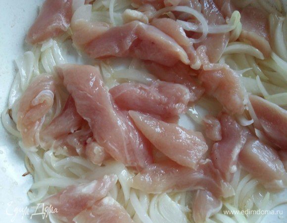 Добавим к нему мясо и обжариваем при постоянном помешивании.