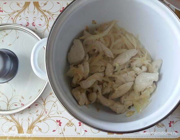 Перемещаем содержимое сковороды в кастрюлю, в которой будем тушить дальше.