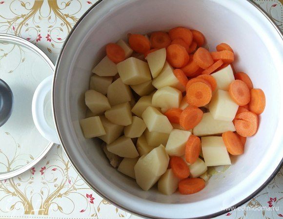 Добавим картофель, морковь.