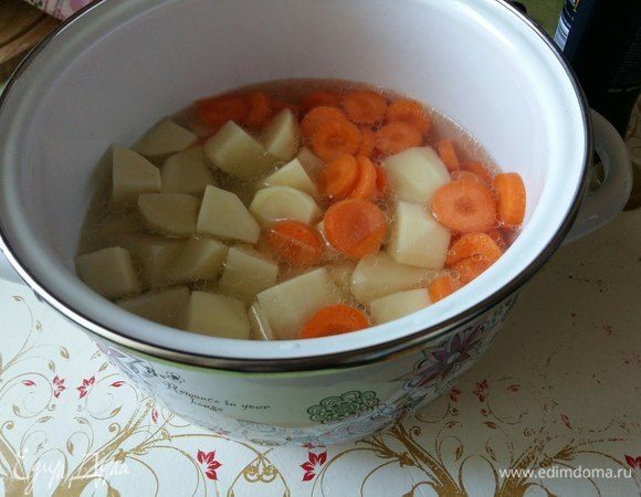 Добавим воду, нальем столько, чтобы только покрыть овощи. Мне потребовалось 300 грамм воды.