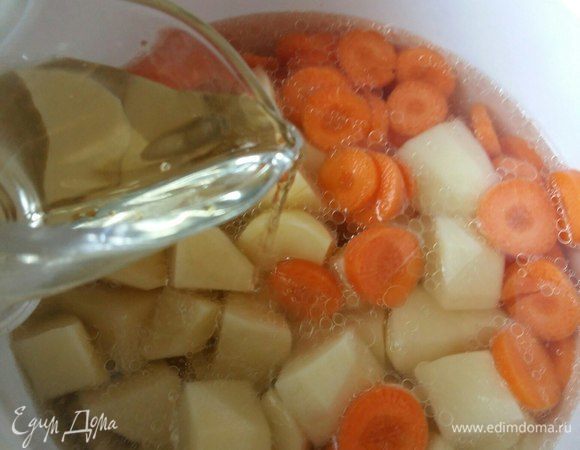 И белое вино. В идеале конечно необходимо добавить «саке». Но вот я обошла несколько магазинов в поисках последнего и не найдя, махнула рукой и поменяла ингредиент на белое вино. И нисколько не пожалела, весь алкоголь выпарился при варке, а остался только тонкий, еле уловимый вкус вина. Думаю, что можно и совсем без алкоголя обойтись.