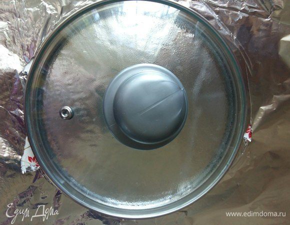 Пока вода закипает, сделаем из фольги некую крышку по размеру кастрюли. Этой крышкой мы накроем наше рагу. В Японии вместо фольги используют деревянную крышечку. Делается это для того, чтобы вода медленнее википала, продукты насыщались всеми ароматами и картофель не разваривался.