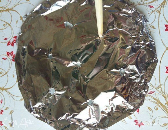 Палочкой сделаем несколько отверстий для выхода пара.