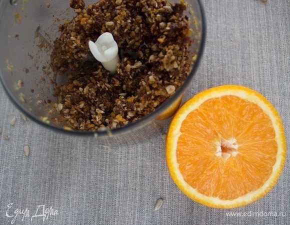 Измельчить в блендере цедру и изюм. После добавить орехи и семечки, снова измельчить до желаемой консистенции, на свое усмотрение орешки оставить покрупнее или помельче.