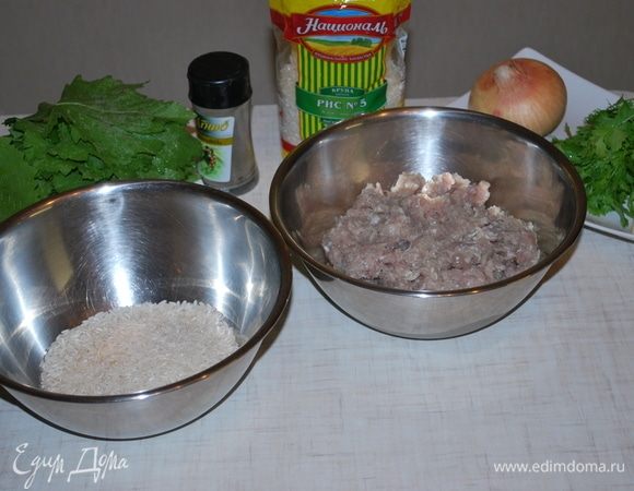 Для долмы листья винограда должны быть молодые, не переросшие. Выбираем ровные, светлые, нежные листики. Подготавливаем фарш.