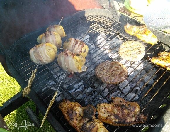 Грилить несколько минут, пока картошечка прогреется. 