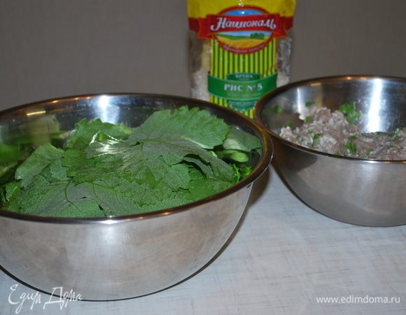 У меня фарш из свинины и идейки, режем мелко лук, чеснок, кинзу, несколько листиков мяты, добавляем   рис ТМ «Националь», перец и соль.