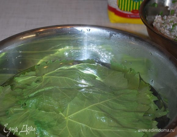 Листья винограда заливаем кипятком на пару минут и сливаем воду.