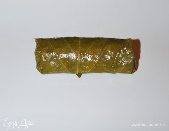 Заворачиваем фарш в виноградный лист.