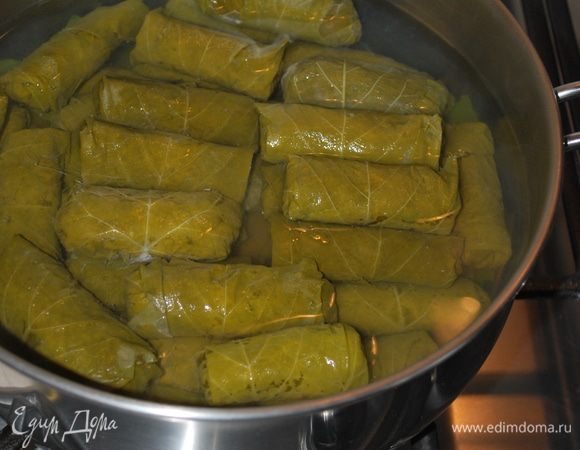 Кладем долму в сатейник. Заливаем подсоленной горячей водой. Готовим долму на медленном огне 40-45 минут.