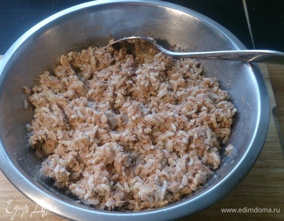 Смешиваем тунца с отварным рисом.