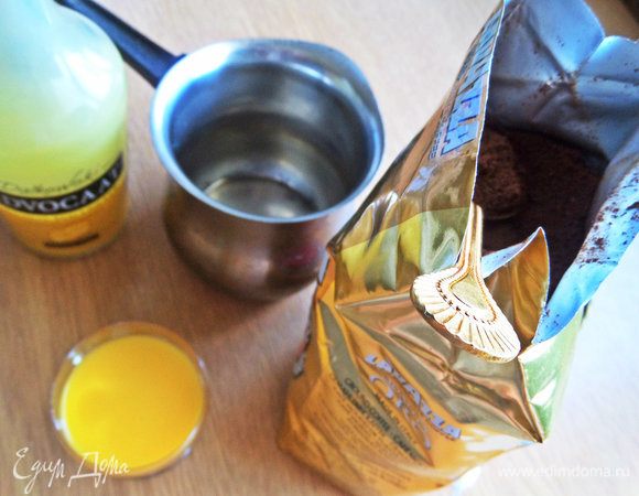 Кофе берем свой любимый. Ликер любой. У меня яичный, очень тут в тему подошел.