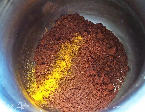 Насыпать в турку из расчета ложка с горкой на порцию или как вы любите. Щепотка куркумы — это мои предпочтения, но не обязательно.