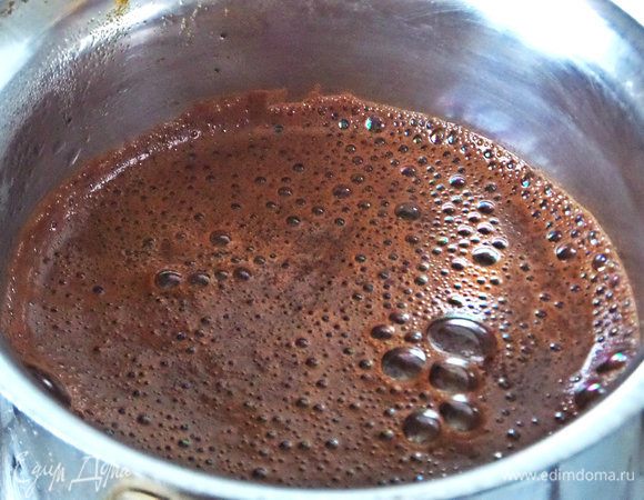 Залить чистой водой из фильтра, поставить на огонь и сварить кофе как обычно или пропустить через аппарат.