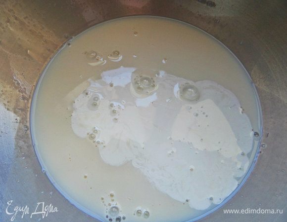 Молоко нагреть, но не кипятить. Влить сливки и сахар. У меня еще тут ванильный сахар.