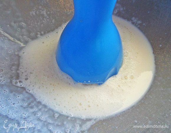 Взбить с помощью специального приспособления для молочной пенки или венчиком, или блендером.