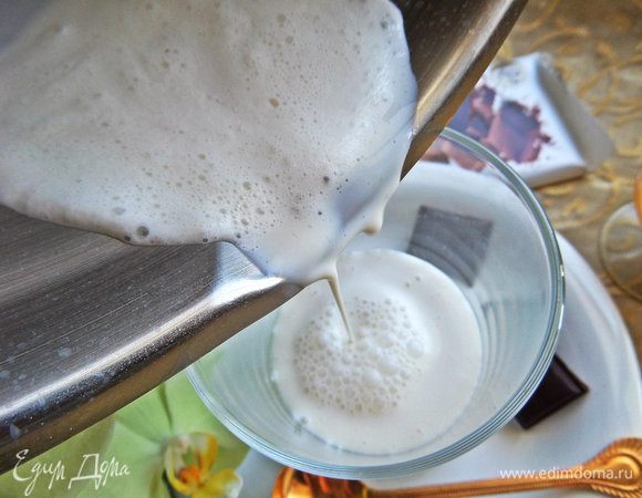 Налить первым слоем в чашку или стакан на треть.