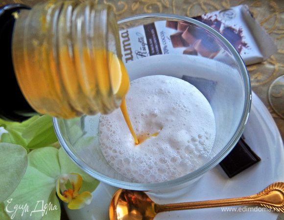 Влить в теплое молоко ликер, примерно ложку.