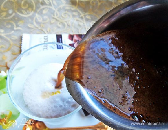 Дополняем сваренным кофе.