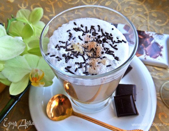 Посыпаем тертым шоколадом.