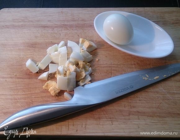 Рубим отварные яйца.