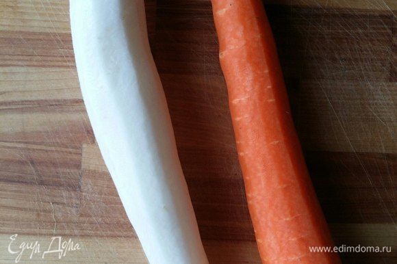 Почистим морковь и дайкон, они должны примерно быть одного размера.