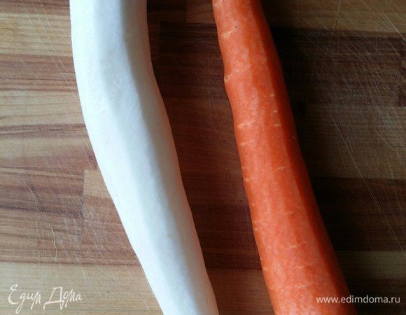 Почистим морковь и дайкон, они должны примерно быть одного размера.