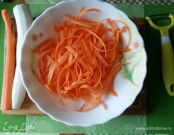 Возьмем овощечистку и ей нашинкуем морковь.
