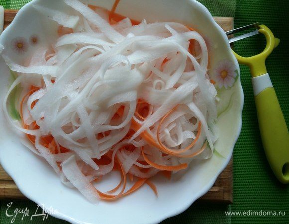И дайкон на тоненькие полосочки.