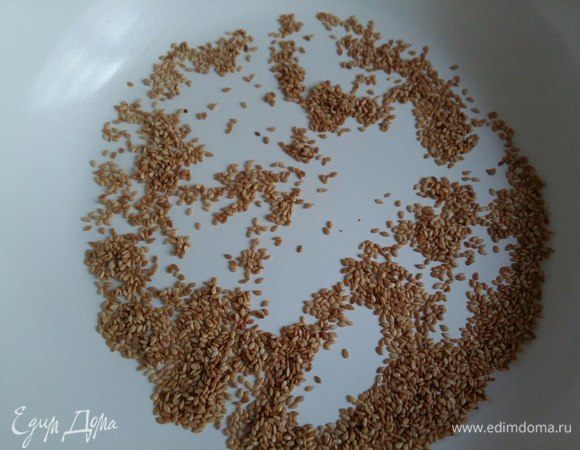 Теперь займемся заправкой к салату. Для этого на сухой сковороде обжарим до золотистого цвета семена кунжута.