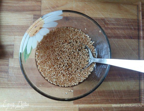 В мисочке смешаем растительное масло, соевый соус, рисовый уксус, сахар, лимонный сок, молотый имбирь и обжаренный кунжут, часть его оставим для украшения. Оставим на 15 минут для смешения вкусов.
