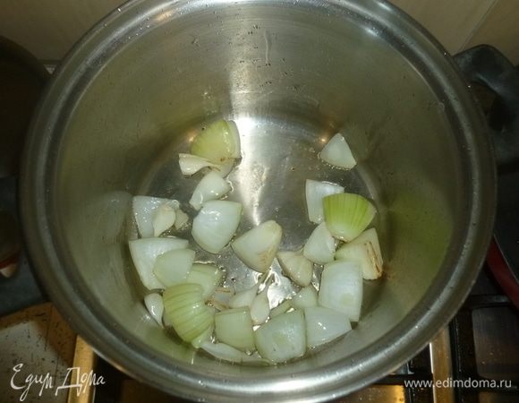 Лук нарезать крупно, чеснок разобрать на дольки и очистить. В кастрюле с толстым дном разогреть масло, выложить лук с чесноком, быстро обжарить. Снизить нагрев и томить под крышкой 10 минут. Добавить 1,5 л кипятка, довести до кипения, убавить огонь и варить 20 минут. Бульон процедить через сито, а лук с чесноком протереть металлической ложкой, чтобы отжать как можно больше сока.