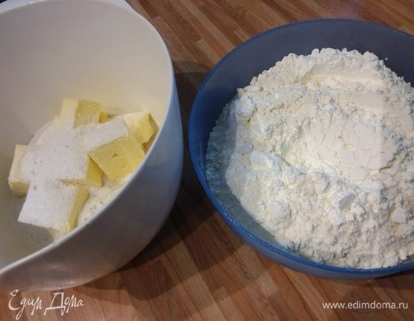 Для теста смешать муку с крахмалом. В другой миске соединить масло комнатной температуры с ванильным сахаром и сахарной пудрой. 