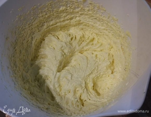 Масло взбить до пышной светлой массы, вмешать мучную смесь.
