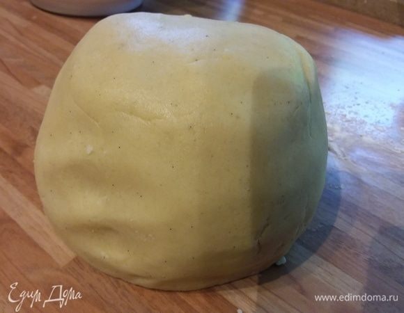 Руками, притрушенными мукой, быстро замесить тесто. Тесто гладкое, мягкое, не липнет к рукам. Подготовить 2 противня с бумагой для выпечки. 