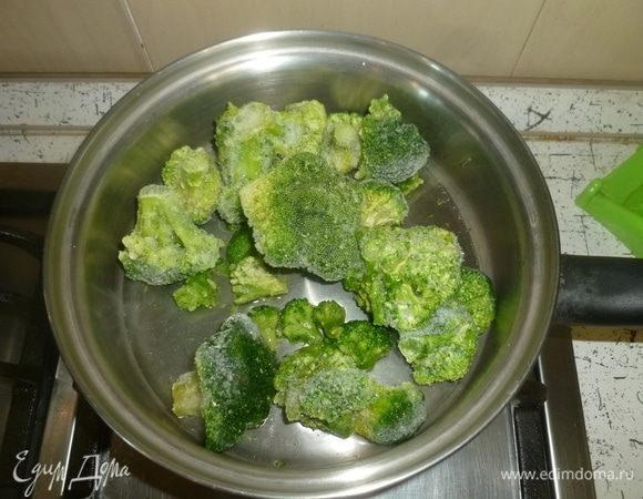 Выложить брокколи в сотейник, влить немного воды, готовить под крышкой до мягкости. Главное не переготовить, чтобы брокколи не потеряла цвет.