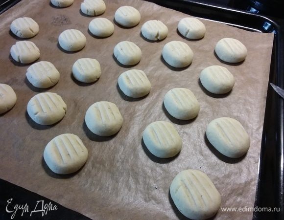 Выпекать в заранее разогретой до 175°С по очереди 12 минут. Время выпечки напрямую зависит от размера печенья. И если они у вас получились действительно размером с крупную вишню, то 12 минут вполне достаточно. Желательно их не пересушить, на горячем противне они достигнут правильной консистенции. Остудить на противне. 