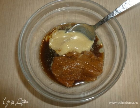 В миске смешать пасту мисо, тахини, соевый соус и сахар. Добавить в бульон, перемешать. Приправить бульон при необходимости солью и перцем.