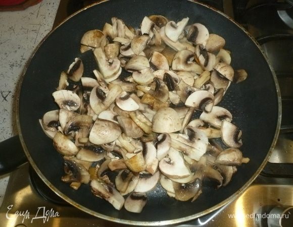 Грибы нарезать ломтиками, обжарить на сковороде, пока не испарится вся жидкость. Добавить терияки, перемешать.