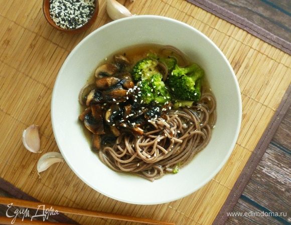 Лапшу отварить согласно инструкции, откинуть на дуршлаг. Разложить по тарелкам. Также разложить брокколи и грибы, залить бульоном. Добавить кунжутное масло, соус чили и посыпать кунжутом. Приятного аппетита!