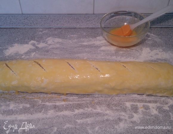 Смазываем штрудель желтком.