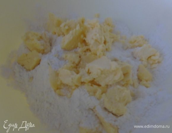 Муку просеять и смешать с кусочками холодного масла, перетереть в крошку.