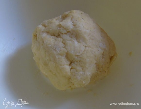 Добавить яйцо и сахар, быстро замесить тесто. Завернуть в пленку и отправить в холодильник на 30 минут.