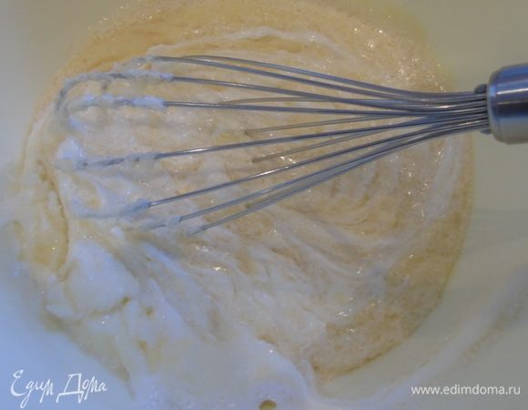 Сметану слегка венчиком взбить с сахаром.