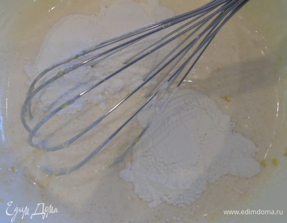 Добавить муку и тщательно перемешать.