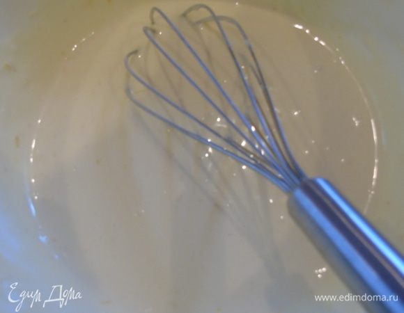 Добавить яйца и все хорошенько перемешать венчиком.