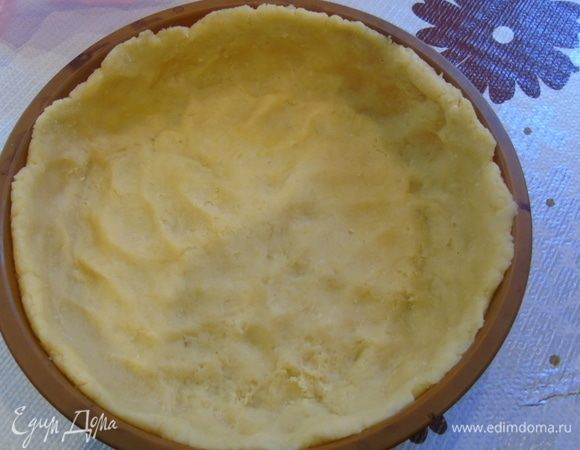 Тесто выложить тонким слоем в форму диаметром 24 см.