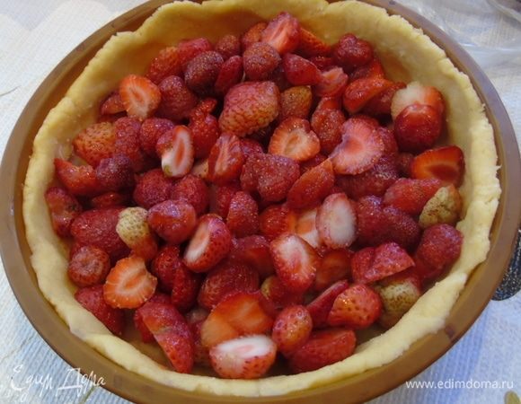 Выкладываем клубнику.