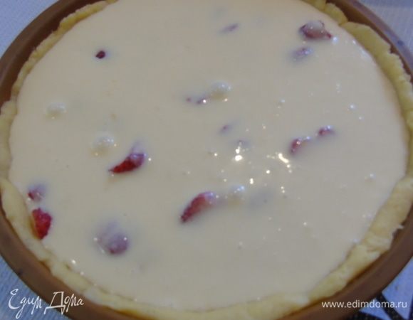 Залейте заливкой и отправьте в разогретую до 180°С духовку. Выпекайте до готовности заливки (35–45 минут), но время зависит от вашей духовки.