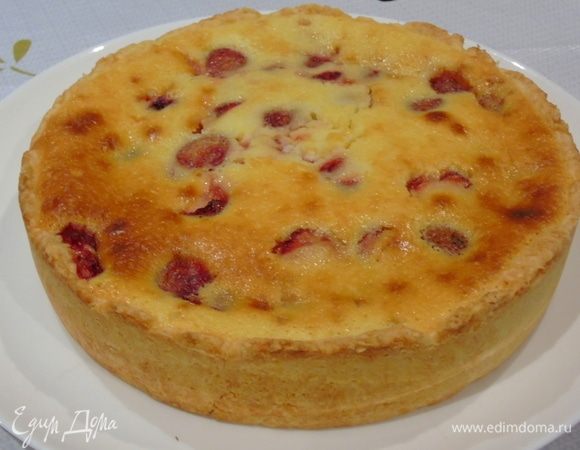 Достаем и даем пирогу остыть, лучше отправить в холодильник на ночь, заливка тогда хорошо загустеет и пирог будет лучше резаться.